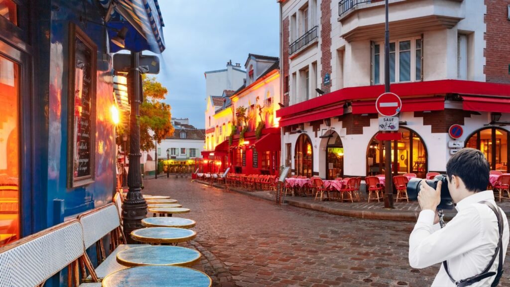 L'Aube à Montmartre: Une Palette de Roses et d'Ors